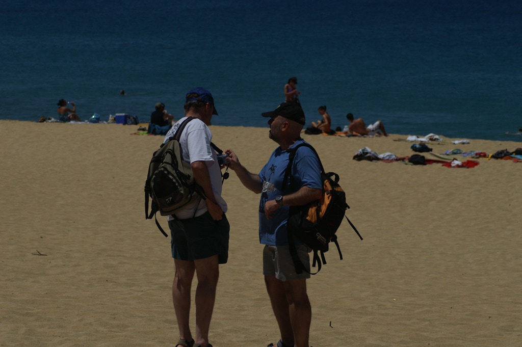 Dos turistas en la playa
