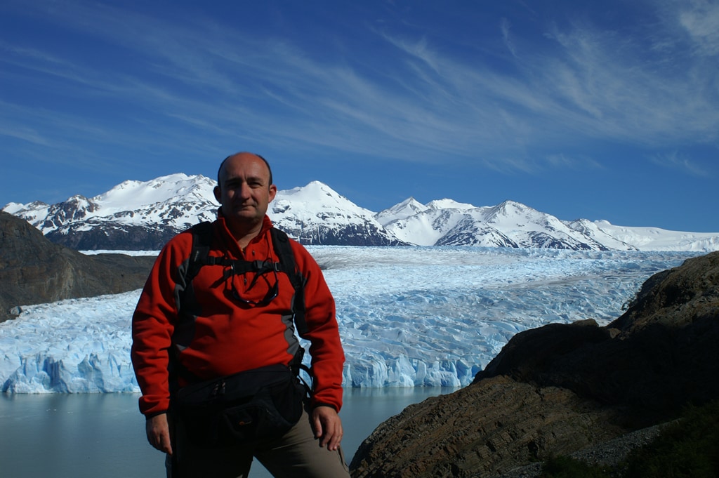 Luis Alcaraz y un glaciar, Chile
